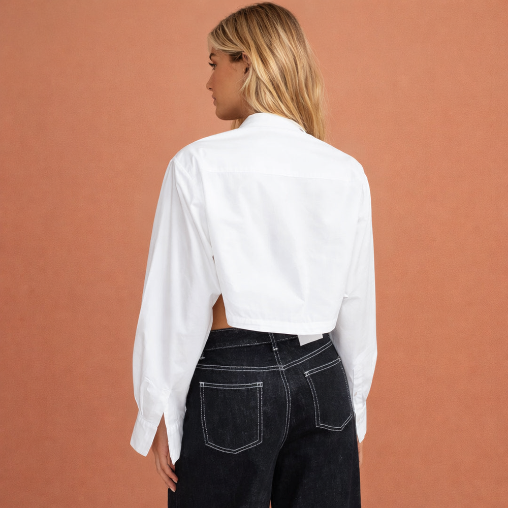 Stijlvolle witte cropped blouse voor dames met kraag, moderne pasvorm, ideaal voor trendy lente-looks.