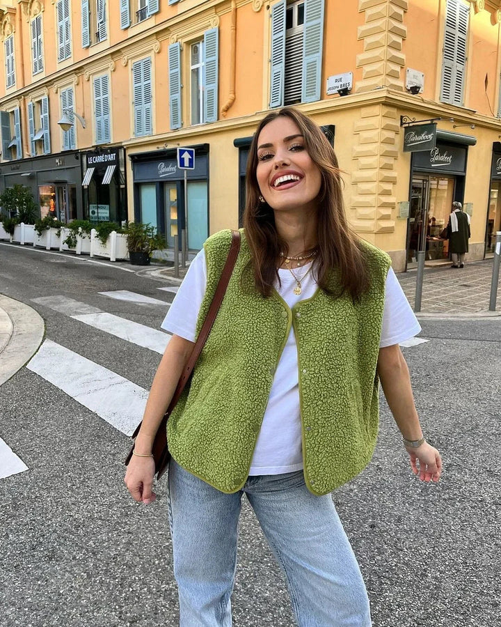 "Trendy wollen bodywarmer dames met V-hals en knopen, getoond in close-up, stijlvol en comfortabel ontwerp."