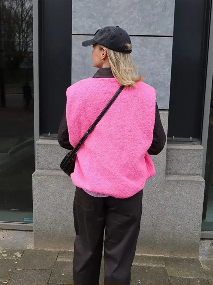 "Trendy wollen bodywarmer dames met V-hals en knopen, getoond in close-up, stijlvol en comfortabel ontwerp."