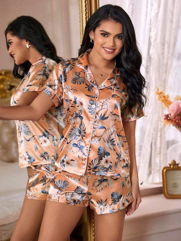 "Tropische satijnen pyjama met exotisch design, zijdezachte stof, contrasterende biezen en elegante afwerking in diverse kleu