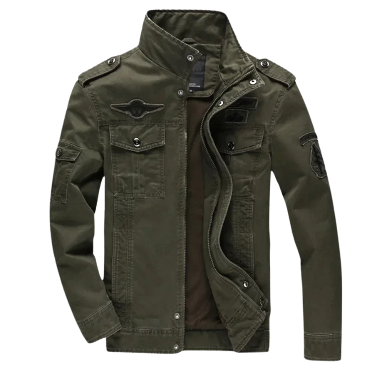 "Tussenjas heren in militaire stijl, robuust ontwerp met opstaande kraag en functionele zakken, perfecte tussenjas."