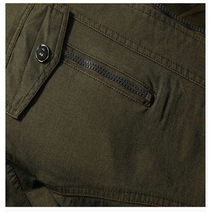 "Tussenjas heren in militaire stijl, robuust ontwerp met opstaande kraag en functionele zakken, perfecte tussenjas."