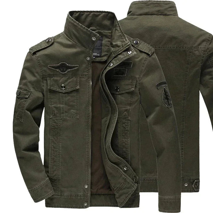 "Tussenjas heren in militaire stijl, robuust ontwerp met opstaande kraag en functionele zakken, perfecte tussenjas."