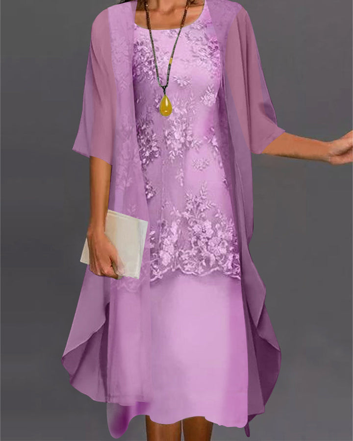 Tweedelige chiffon jurk met smockdetails en tijdloze kleuren, knielang, luchtig en elegant voor diverse gelegenheden.