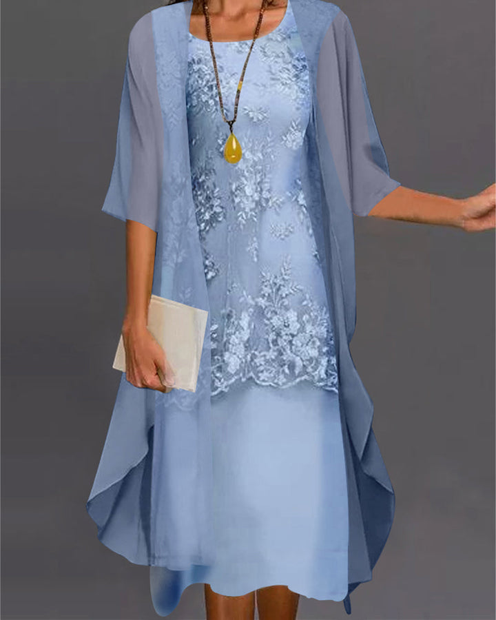 Tweedelige chiffon jurk met smockdetails en tijdloze kleuren, knielang, luchtig en elegant voor diverse gelegenheden.