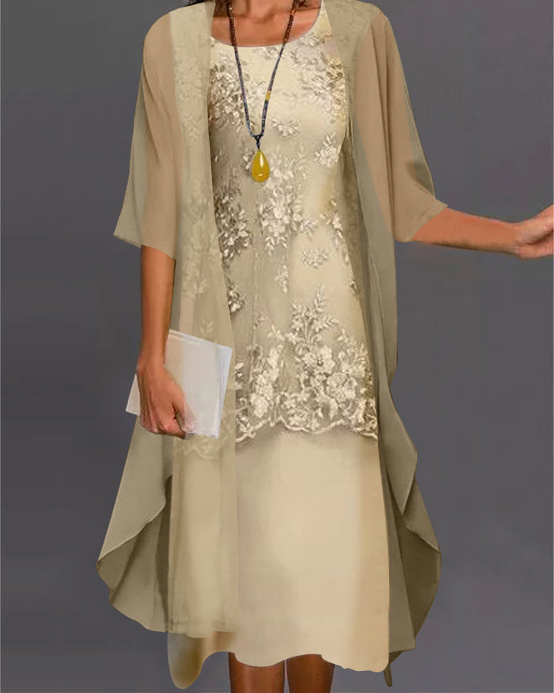 Tweedelige chiffon jurk met smockdetails en tijdloze kleuren, knielang, luchtig en elegant voor diverse gelegenheden.