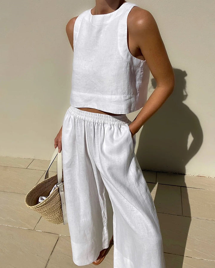 "Tweedelige dames set, elegante mouwloze crop top en wijde broek, ideaal voor zomer, stijlvol en verfijnd in beige."