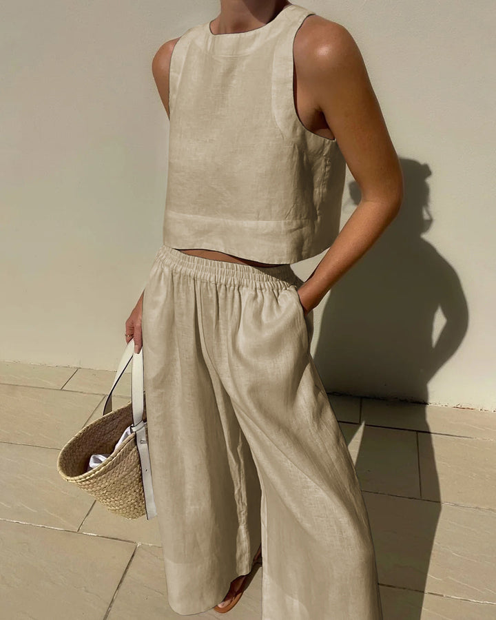 "Tweedelige dames set, elegante mouwloze crop top en wijde broek, ideaal voor zomer, stijlvol en verfijnd in beige."