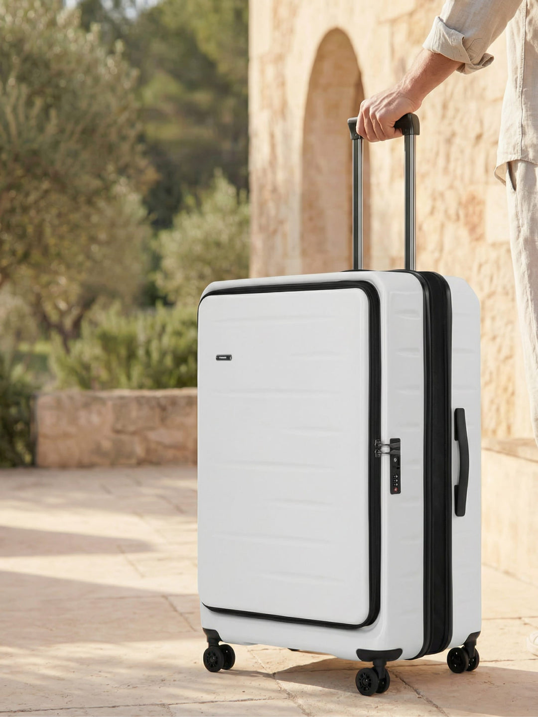 Lichtgewicht carry-on koffer set in zwart met geïntegreerd TSA-slot en praktische voorklep.