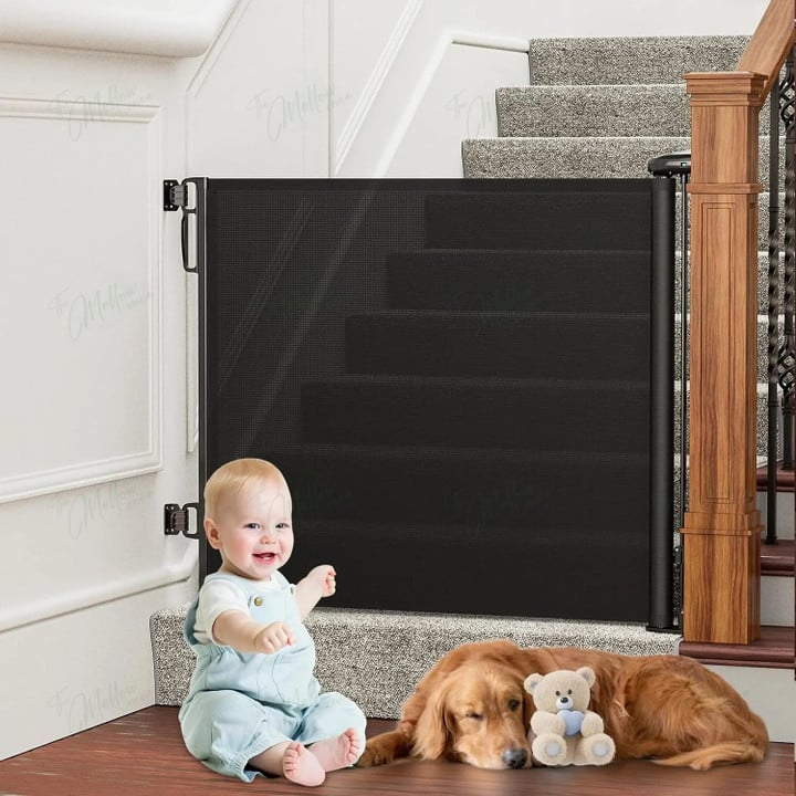 Strak wit uittrekbaar babyhekje, perfect voor kindveilige ruimtes en huisdieren in modern interieur.