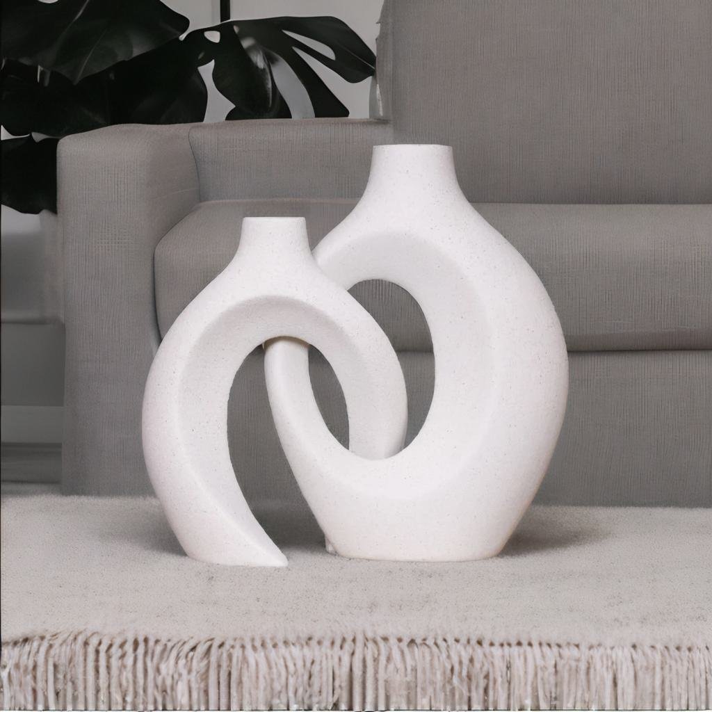 "Unieke keramische bloemenvaas met verweven design, perfect voor elk interieur. Verkrijgbaar in crème, indigo en mat zwart."