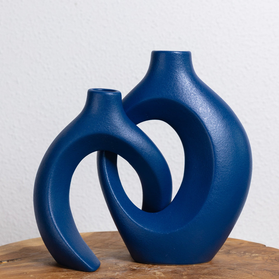 "Unieke keramische bloemenvaas met verweven design, perfect voor elk interieur. Verkrijgbaar in crème, indigo en mat zwart."