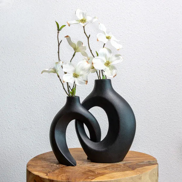 "Unieke keramische bloemenvaas met verweven design, perfect voor elk interieur. Verkrijgbaar in crème, indigo en mat zwart."