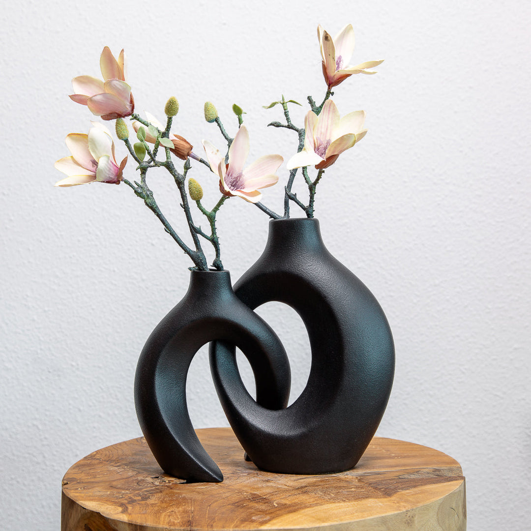 "Unieke keramische bloemenvaas met verweven design, perfect voor elk interieur. Verkrijgbaar in crème, indigo en mat zwart."