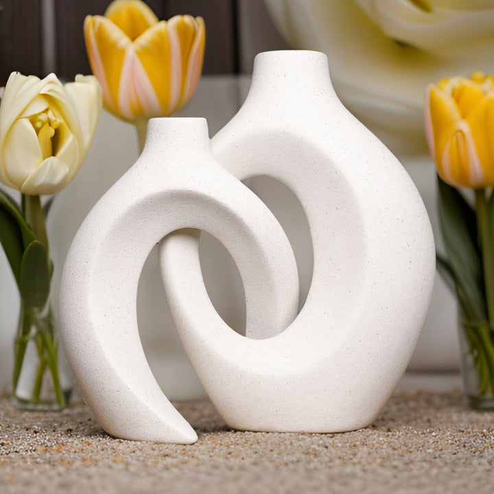 "Unieke keramische bloemenvaas met verweven design, perfect voor elk interieur. Verkrijgbaar in crème, indigo en mat zwart."