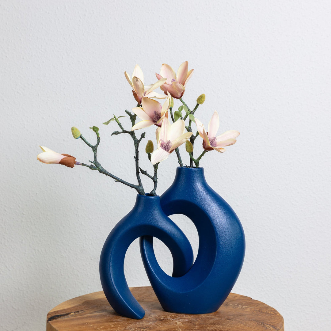 "Unieke keramische bloemenvaas met verweven design, perfect voor elk interieur. Verkrijgbaar in crème, indigo en mat zwart."
