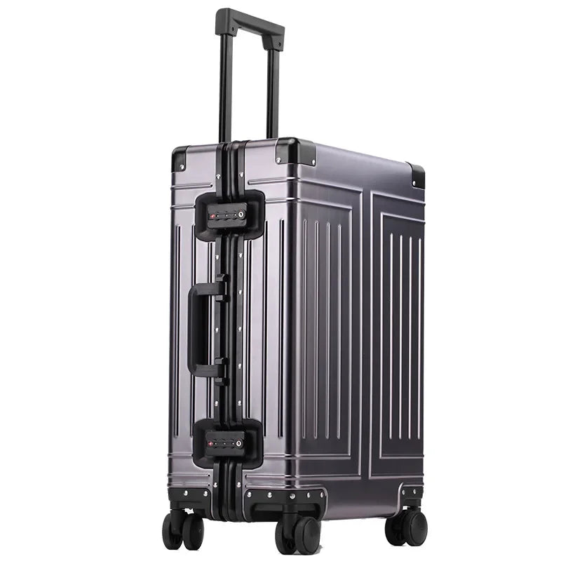 Duurzame aluminium koffer met stevige hardshell en geïntegreerd TSA-slot voor veilige reizen.