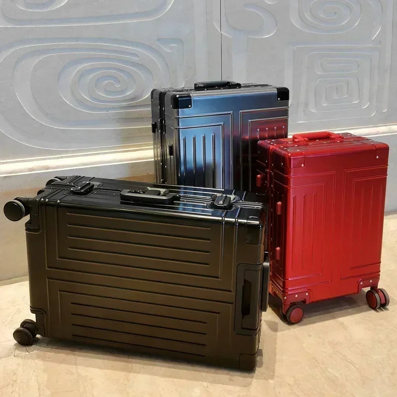 Zilverkleurige aluminium koffer met robuuste hardshell en veilig TSA-slot; essentieel reisitem.