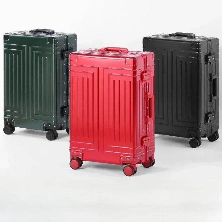 Stevige aluminium reiskoffer met krasbestendige hardshell en comfortabele uitschuifbare handgreep.