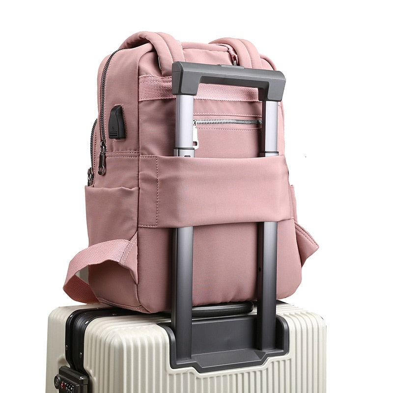 Unisex anti-diefstal rugzak met USB-oplaadpoort, ideaal voor veilige reizen en dagelijks gebruik.