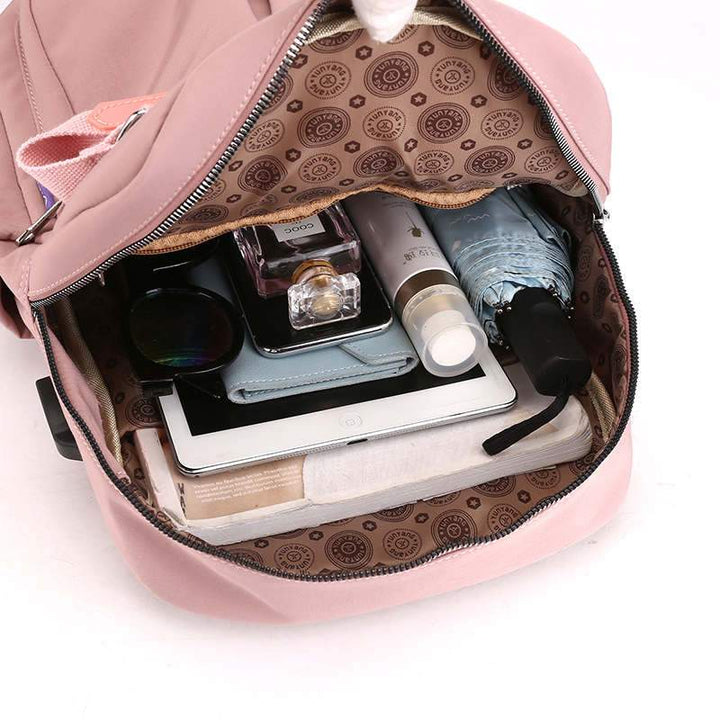 Functionele unisex rugzak met USB-oplaadpoort en anti-diefstal design, geschikt voor elke dag.