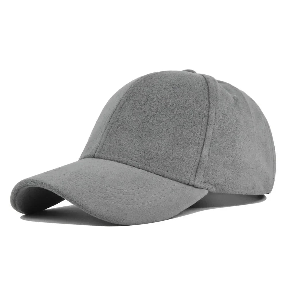 Modieuze unisex pet, suède look, verstelbare pasvorm, ideaal voor een relaxte streetwear vibe.