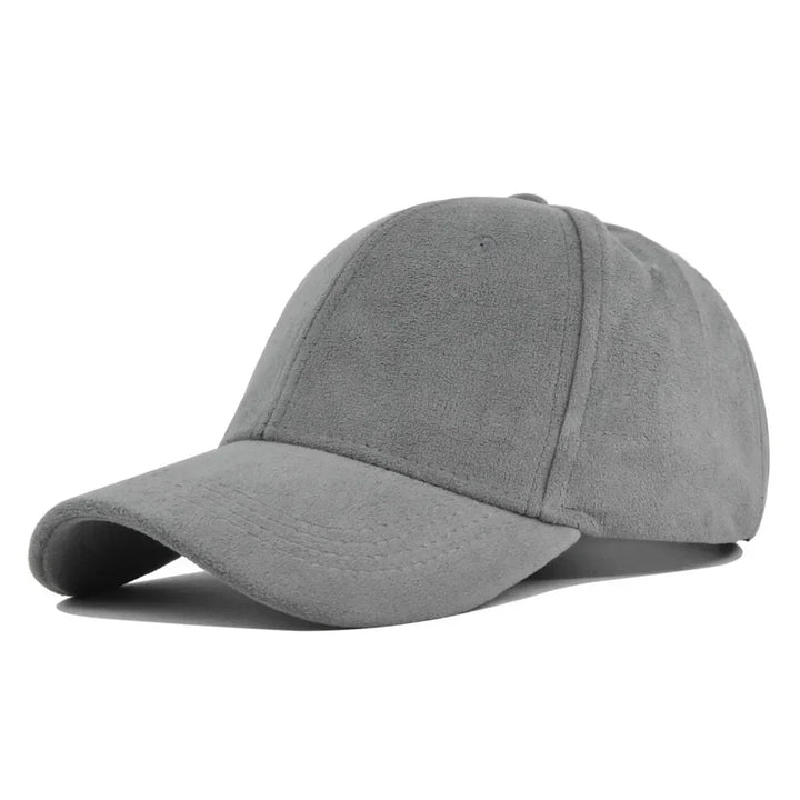 Modieuze unisex pet, suède look, verstelbare pasvorm, ideaal voor een relaxte streetwear vibe.