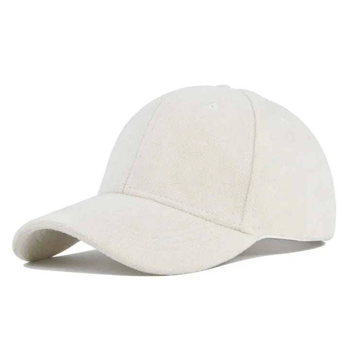 Tijdloze suède-look pet, unisex, verstelbaar, gemakkelijk te combineren met diverse outfits.