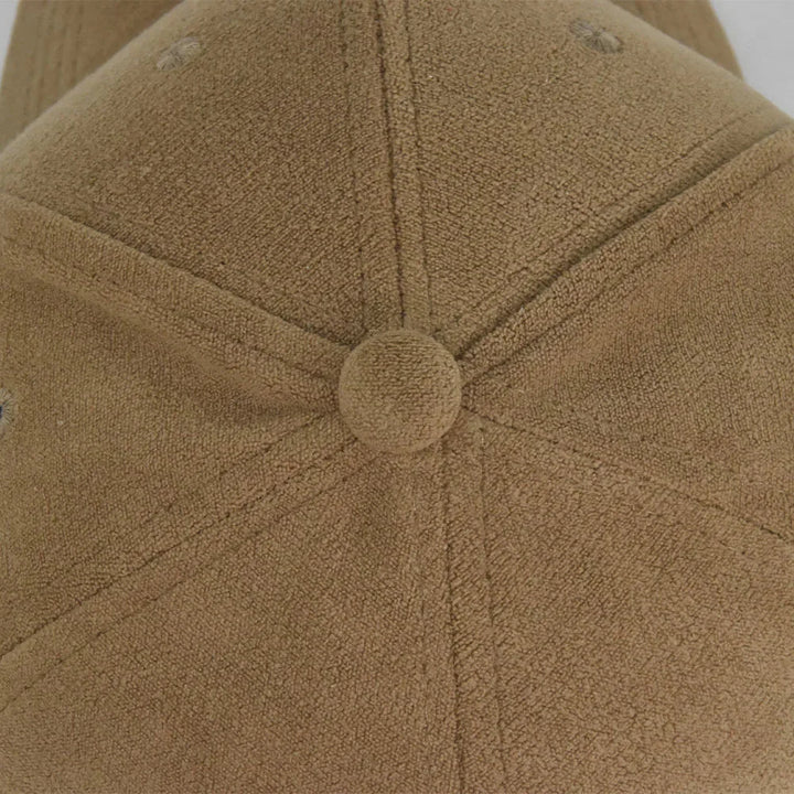 Casual suède-look baseballpet, unisex model, verstelbare band, perfect voor een relaxte look.