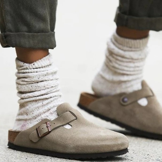 Klassieke bruine unisex Boston sandalen. Stijlvol en comfortabel voor dagelijkse voetmode.