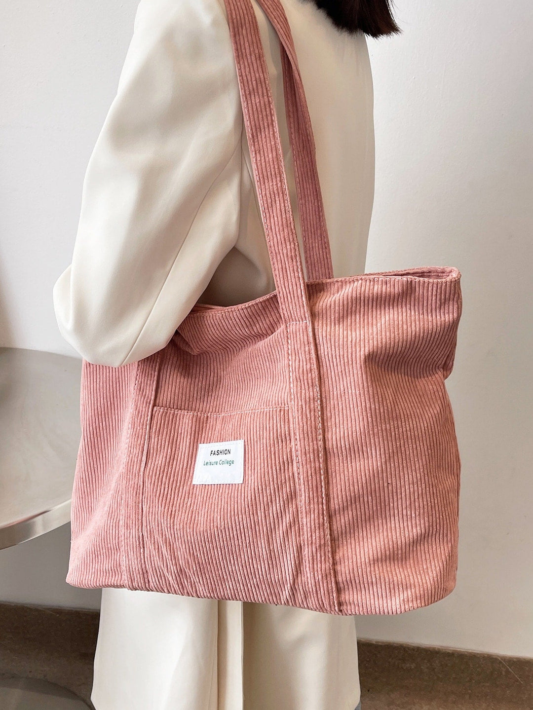 Unisex corduroy schooltas met voldoende ruimte voor laptop en boeken.