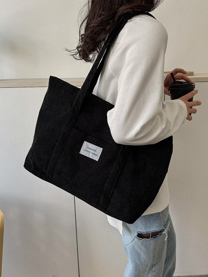 Stijlvolle corduroy totebag in een neutrale kleur, veelzijdig en comfortabel.