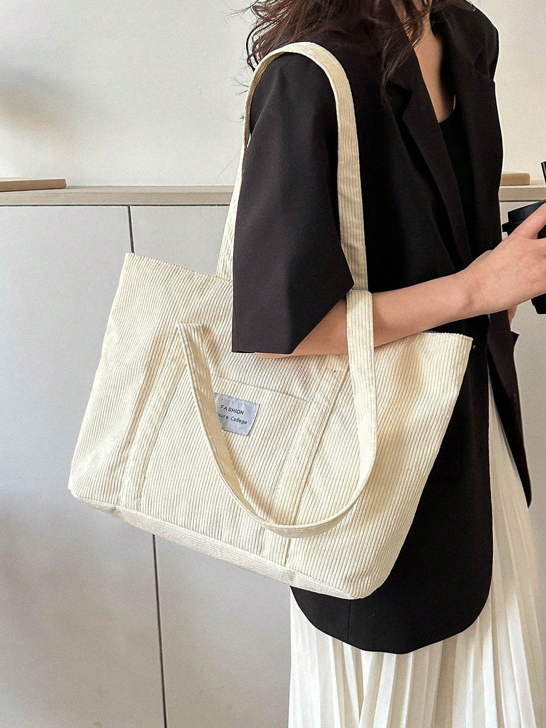 Grote retro corduroy tas, perfect als schooltas, werktas of alledaagse schoudertas.