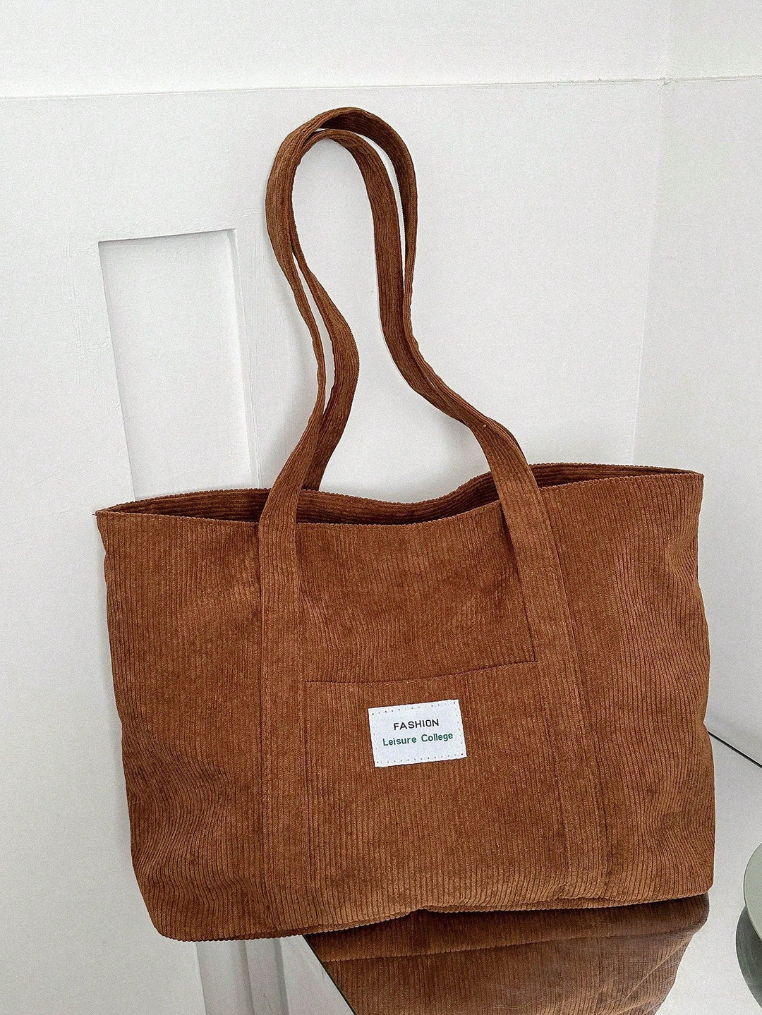 Stijlvolle corduroy totebag, een perfecte aanvulling op elke casual outfit.