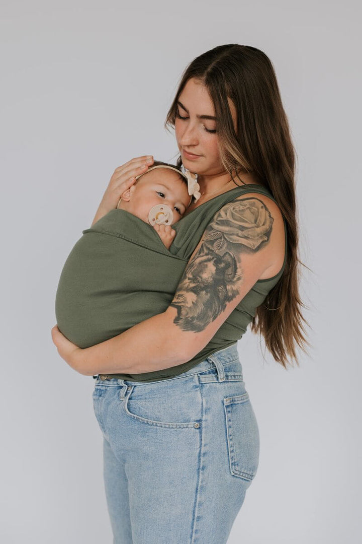 Legergroen unisex draagtshirt voor ouders; eenvoudig draaggemak & comfortabele babydrager voor pasgeborenen.