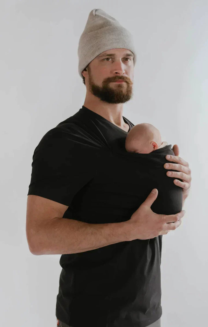 Zwart comfortabel unisex babydrager draagtshirt voor ouders, perfect voor huid-op-huid met pasgeborenen.