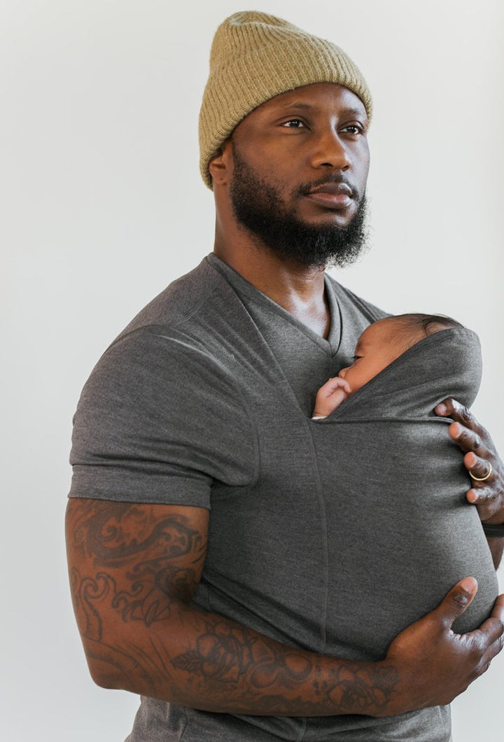 Veelzijdig grijs unisex babydrager draagtshirt, essentiële babyaccessoire voor ouders & comfortabel huid-op-huid.