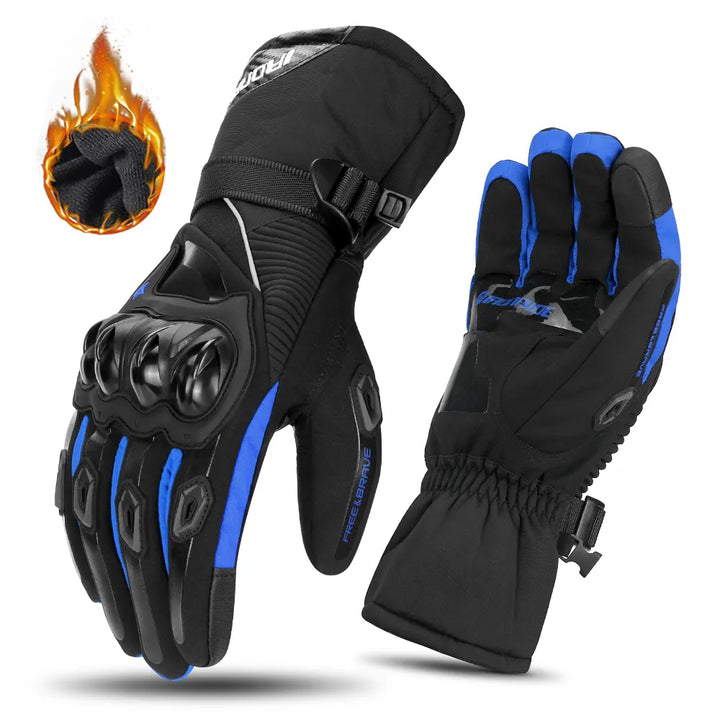 Detail van waterdichte thermogrip motorhandschoenen, winddicht en geïsoleerd voor sportief motorrijden.