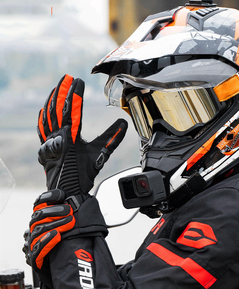 Geïsoleerde winter motorhandschoenen, waterdicht en warmtevasthoudend voor comfort in koude weersomstandigheden.