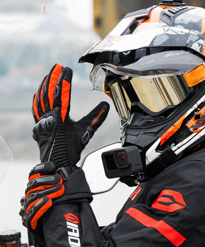Geïsoleerde winter motorhandschoenen, waterdicht en warmtevasthoudend voor comfort in koude weersomstandigheden.