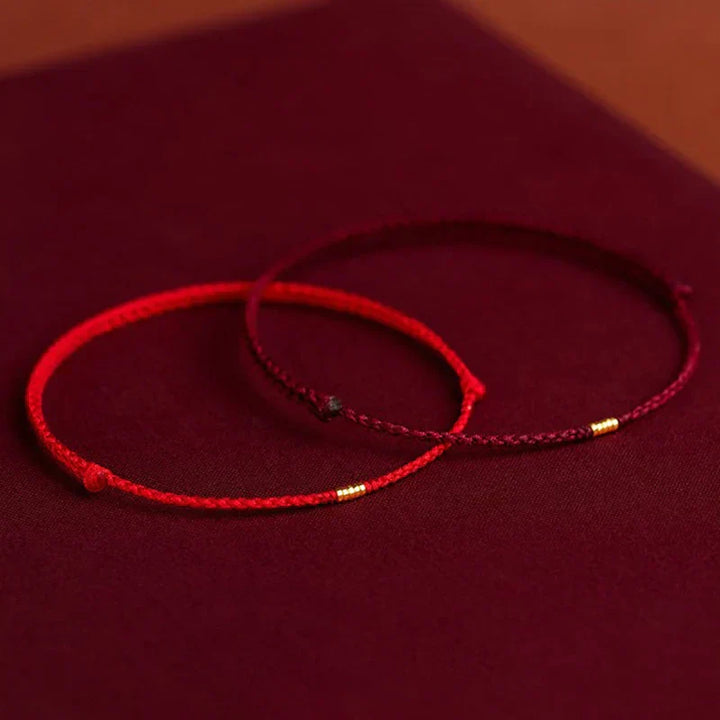 Close-up van handgemaakte Tibetaanse armband; een uniek spiritueel sieraad voor harmonie en dagelijkse energie.