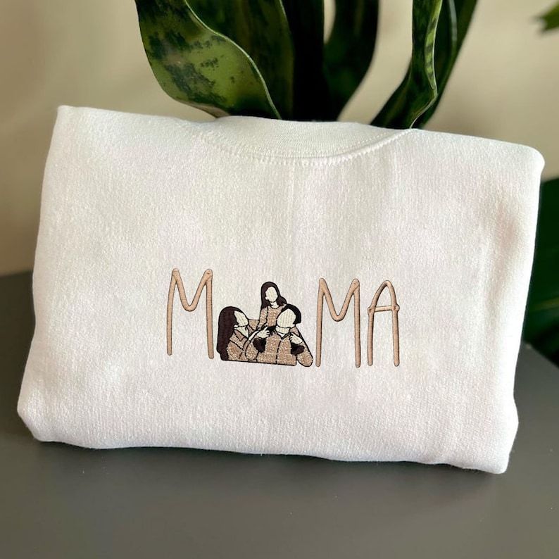 Uniek Moederdag cadeau: zachte unisex trui met geborduurd familieportret. Een blijvende herinnering.