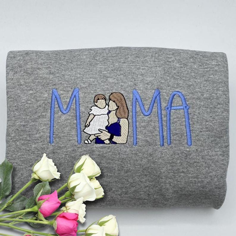 Comfortabele unisex trui met handgeborduurd portret, ideaal als persoonlijk geschenk voor moeders.