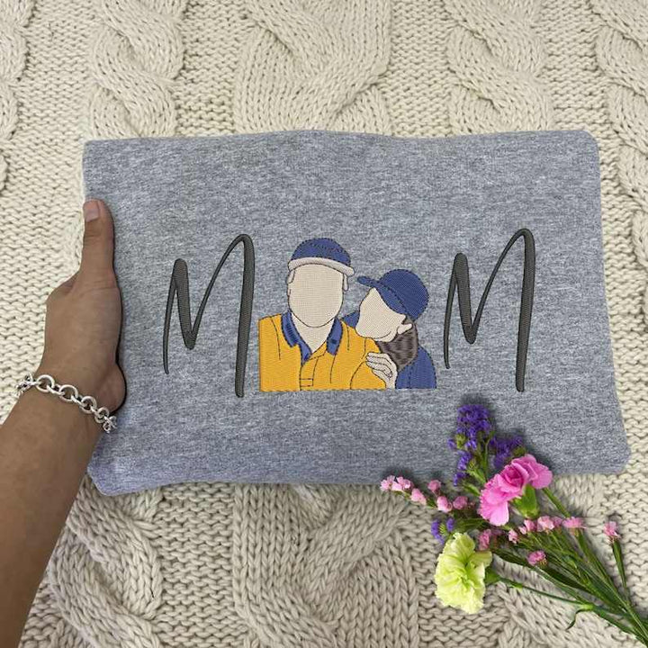 Gepersonaliseerde hoodie met uniek geborduurd familieportret. Het perfecte Moederdag cadeau voor haar.