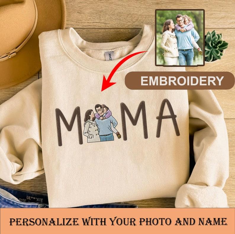 Stijlvolle unisex trui met gepersonaliseerd geborduurd portret. Ideaal als blijvend Moederdag geschenk.