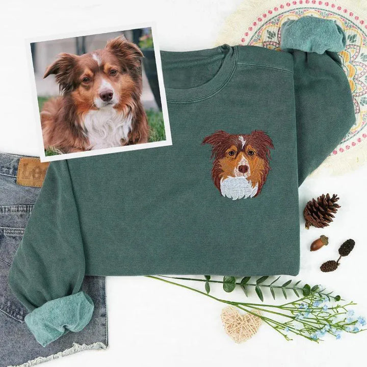 Persoon draagt een gepersonaliseerd unisex T-shirt met geborduurd huisdierportret. Comfortabele dierenliefde kleding.