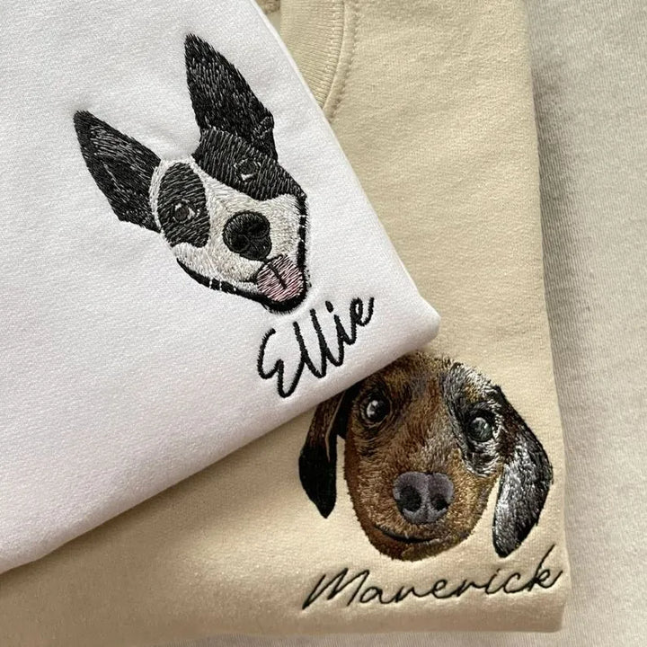 Vlakke lay-out van diverse gepersonaliseerde huisdier hoodies en T-shirts met geborduurde namen en afbeeldingen.