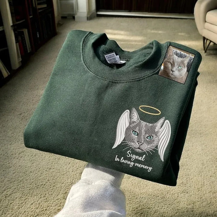 Gepersonaliseerde huisdierkleding: een geborduurde hoodie en T-shirt met afbeelding van een kat. Stijlvol en uniek.