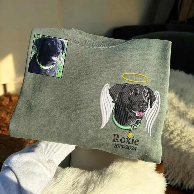 Model toont de pasvorm van een comfortabele unisex hoodie met geborduurde huisdierafbeelding. Ideaal cadeau.
