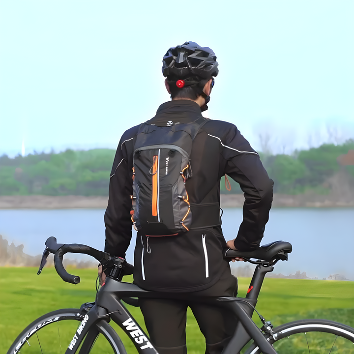 Ademende outdoor hydratatierugzak, perfect voor wandelen en lange trektochten.